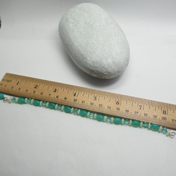 Uranium glass bead bracelet - Picture 5 of 16